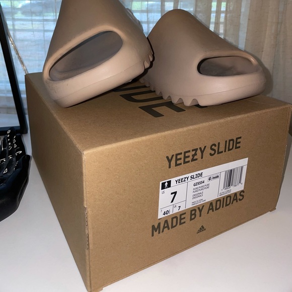 Yeezy Slides - Picture 3 of 5